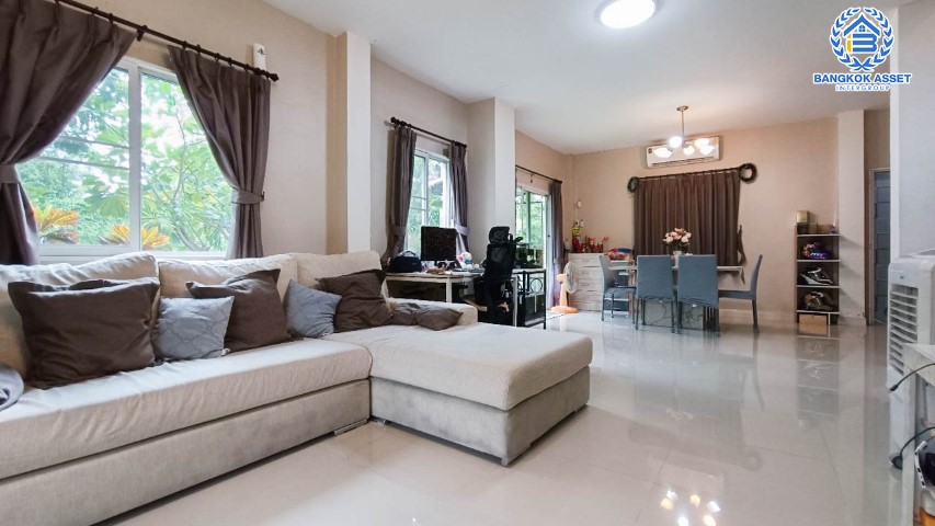 *****บ้านแฝดมือสอง กรุงเทพฯ ม.บุรีรมย์ รามอินทรา-หทัยราษฎร์ หลังมุม เนื้อที่กว้างขวางมากถึง 43.70 ตร.ว. ฟังก์ชัน 3 ห้องนอน 2 ห้องน้ำ ที่จอดรถ 1 คัน ต่อเติมจัดเต็ม รองรับทุกการอยู่อยาศัย ด้านข้างบ้านมีพื้นที่เหลือให้จัดเป็นมุมพักผ่อนได้ ทำเลดี เชื่อมต่อหลากหลายเส้นทาง ใกล้รถไฟฟ้าสายสีชมพู "สถานีคู้บอน" และจุดขึ้นทางด่วน "จุติโชติ"